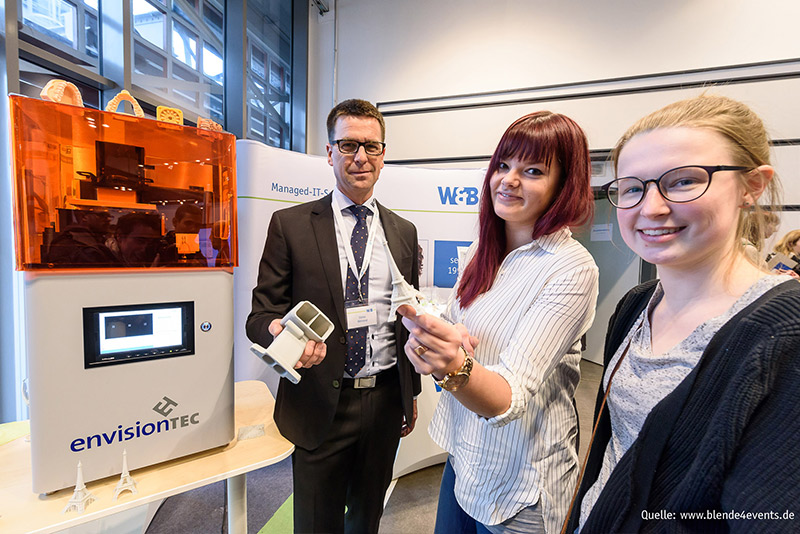 IT FOR BUSINESS 2017: W&B Geschäftsführer und Besucherinnen am 3D-Drucker